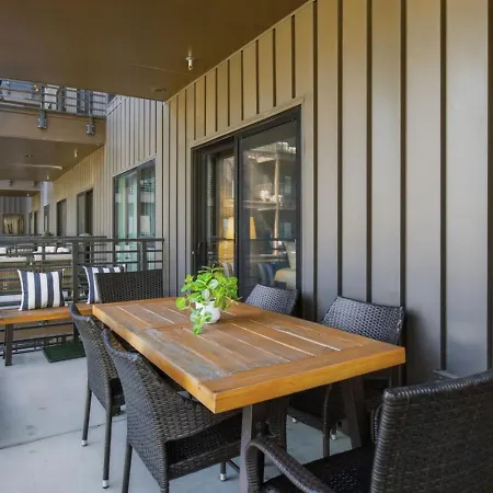 Upscale In Downtown With Pool, Balcony, Gym And Garage Apartment Nashville