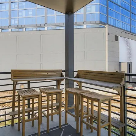 Upscale In Downtown With Pool, Balcony, Gym And Garage Apartment