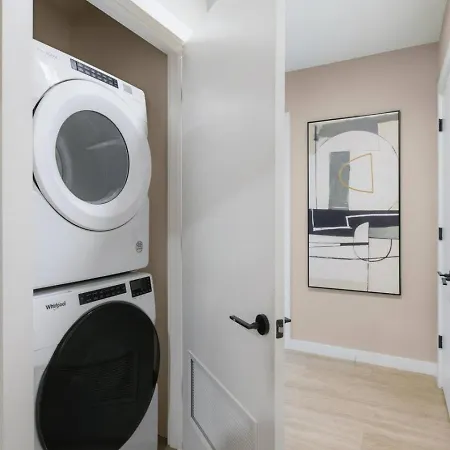 Upscale In Downtown With Pool, Balcony, Gym And Garage *
