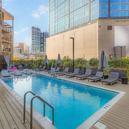 Upscale In Downtown With Pool, Balcony, Gym And Garage Apartment *