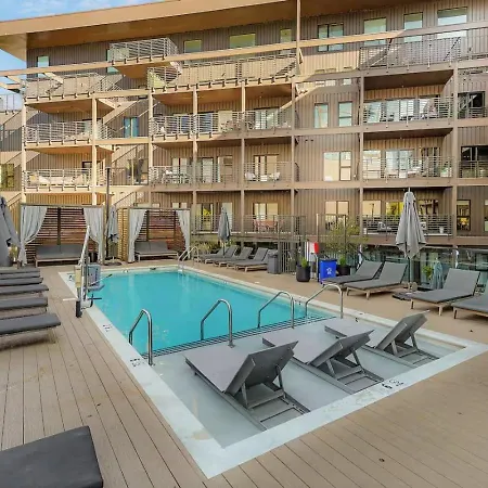 Upscale In Downtown With Pool, Balcony, Gym And Garage Apartment *