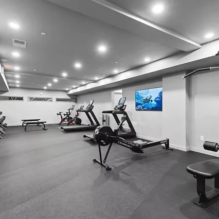 Upscale In Downtown With Pool, Balcony, Gym And Garage Apartment *