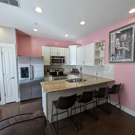 2-bedroom Unit With Free Parking & 2 King Beds Apartment
