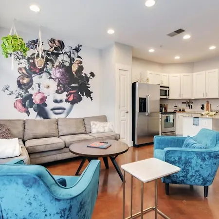 West End Townhome With 2 En-suites And Free Private Parking