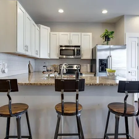 Holiday home Music Row Luxury - Two King Bedrooms - Private Garage & Ensuite Baths