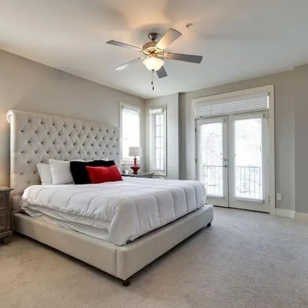 Music Row Luxury - Two King Bedrooms - Private Garage & Ensuite Baths Holiday home Nashville