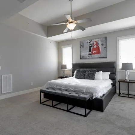 Holiday home Music Row Luxury - Two King Bedrooms - Private Garage & Ensuite Baths Nashville