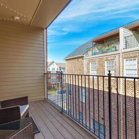 West End Townhome With 2 En-suites And Free Private Parking *