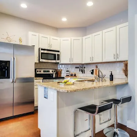Holiday home West End Townhome With 2 En-suites And Free Private Parking