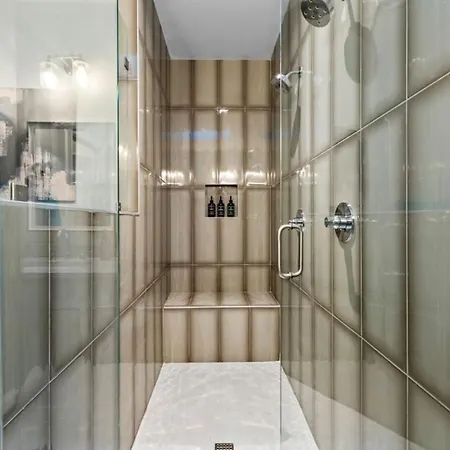 Heights Townhome With Free Parking & 3 Baths Apartment