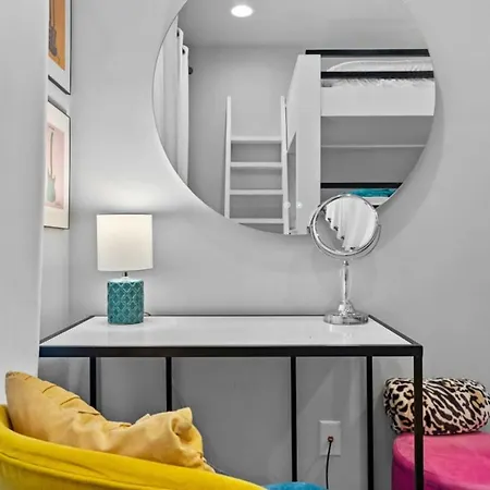 Heights Townhome With Free Parking & 3 Baths *