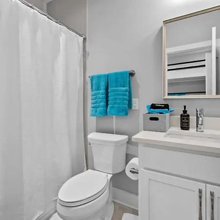 Heights Townhome With Free Parking & 3 Baths *