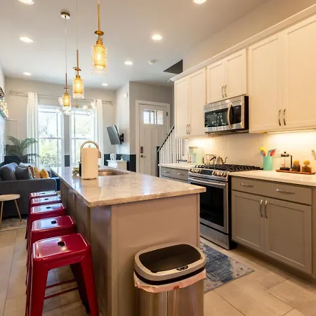 Heights Townhome With Free Parking & 3 Baths