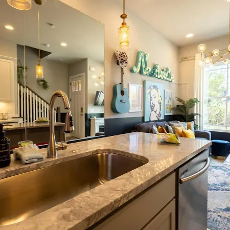 Heights Townhome With Free Parking & 3 Baths Nashville