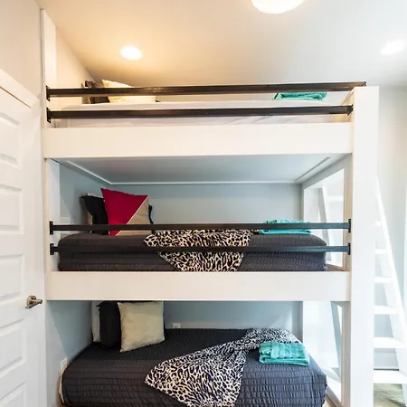 Heights Townhome With Free Parking & 3 Baths