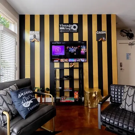 The Johnny Cash - Music Row District - Free Garage Parking - King Bed * Nashville