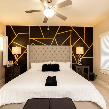 The Johnny Cash - Music Row District - Free Garage Parking - King Bed Apartment *