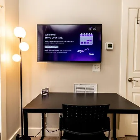 The Johnny Cash - Music Row District - Free Garage Parking - King Bed Apartment *