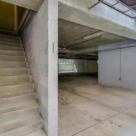 Apartment Three-level West End With Private Office And Free Secured Parking *