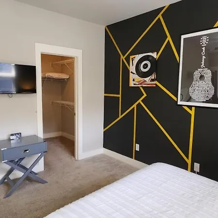 The Johnny Cash - Music Row District - Free Garage Parking - King Bed Apartment *