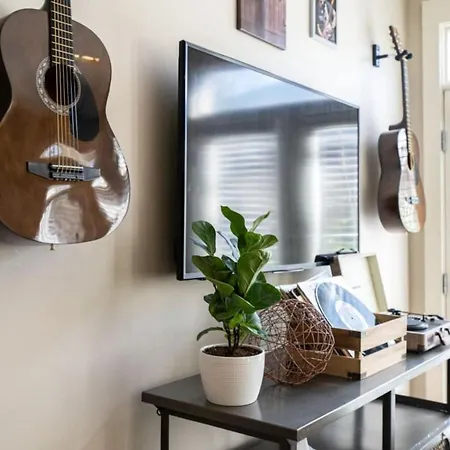 Modern 3-story West End - Free 2-car Garage Apartment *