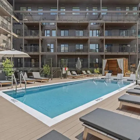 Apartment Downtown Pool, Gym + Skyline Views Walk To Bridgestone
