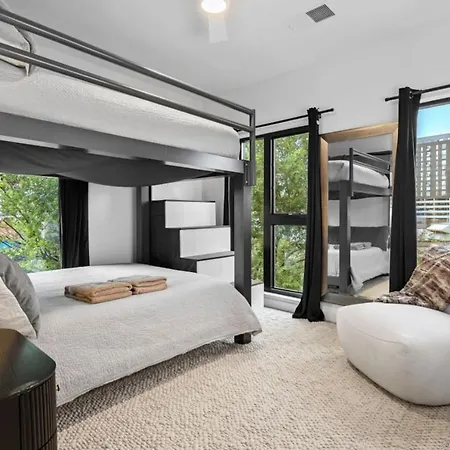 Downtown Pool, Gym + Skyline Views Walk To Bridgestone Apartment *