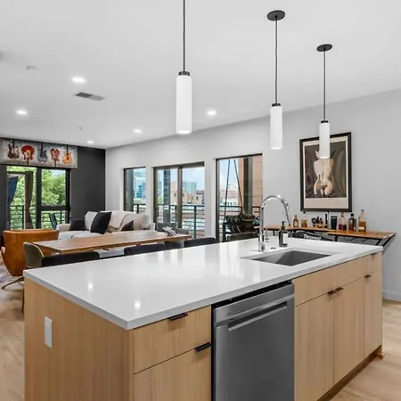 Apartment Downtown Pool, Gym + Skyline Views Walk To Bridgestone