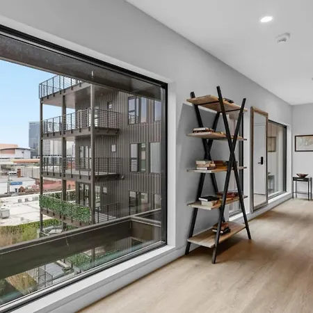 Apartment Downtown Pool, Gym + Skyline Views Walk To Bridgestone Nashville