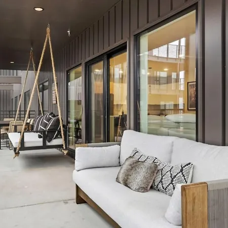 Downtown Pool, Gym + Skyline Views Walk To Bridgestone Apartment *