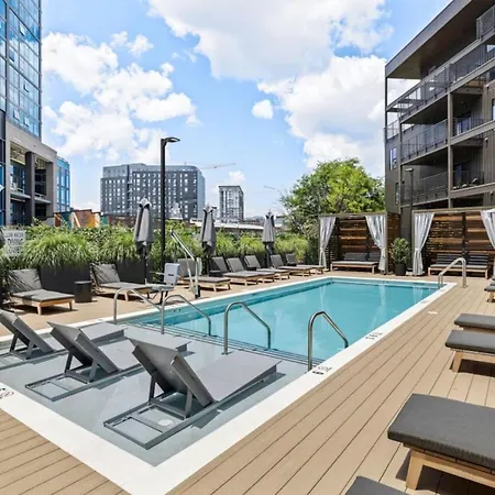 Downtown Pool, Gym + Skyline Views Walk To Bridgestone Nashville