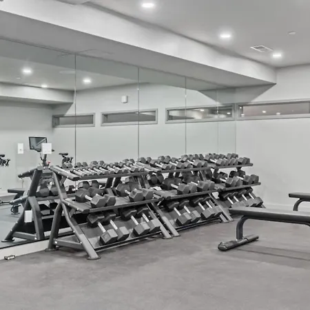 Downtown Pool, Gym + Skyline Views Walk To Bridgestone Apartment *