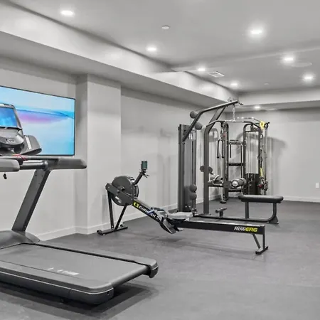 Downtown Pool, Gym + Skyline Views Walk To Bridgestone Apartment *