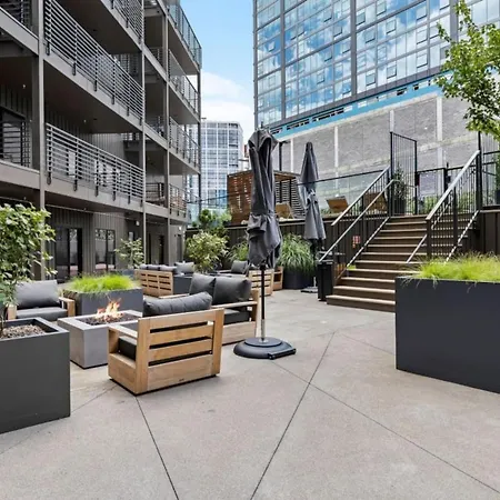 Apartment Downtown Pool, Gym + Skyline Views Walk To Bridgestone *