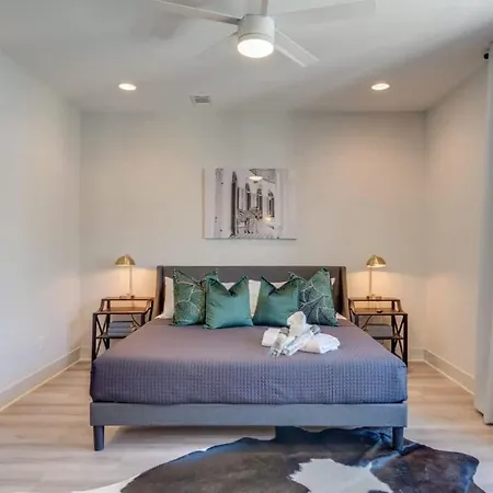 New East Oasis 13beds Roofdeck Free Parking Holiday home Nashville