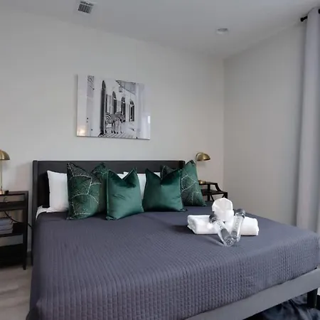 New East Oasis 13beds Roofdeck Free Parking Holiday home *