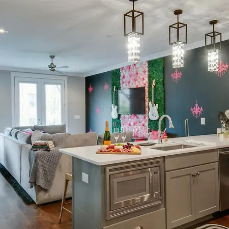 Close To The Gulch - Book Today * Nashville