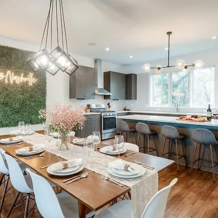 Downtown Luxury - 10 Beds & Free Parking Holiday home