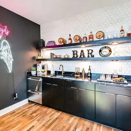 Luxury Retreat: Rooftop Hot Tub Double Deck & Game * Nashville