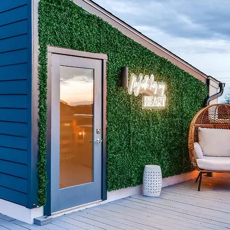 East Nash Lux - 13 Beds & Views