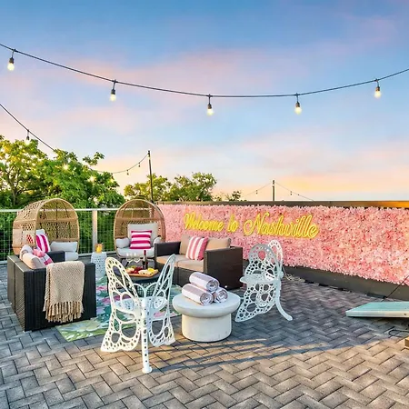 Luxury Retreat: Rooftop Hot Tub Double Deck & Game Holiday home Nashville