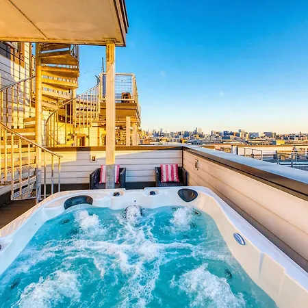 Luxury Retreat: Rooftop Hot Tub Double Deck & Game * Nashville
