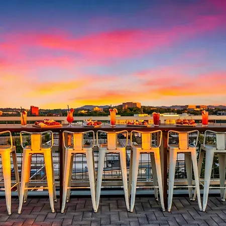 Luxury Retreat: Rooftop Hot Tub Double Deck & Game Holiday home Nashville