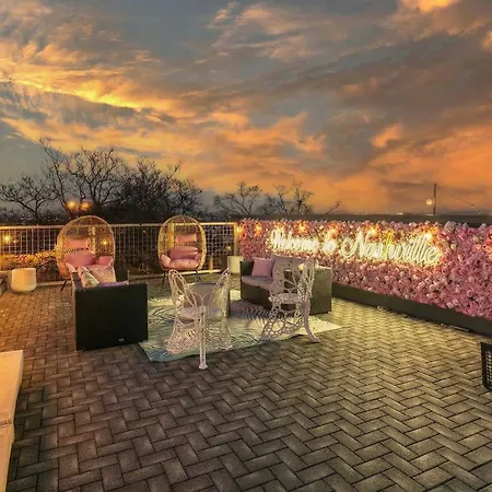 Holiday home Luxury Retreat: Rooftop Hot Tub Double Deck & Game *