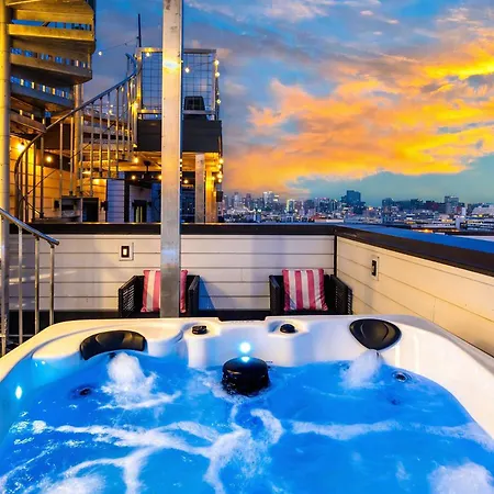 Luxury Retreat: Rooftop Hot Tub Double Deck & Game Nashville