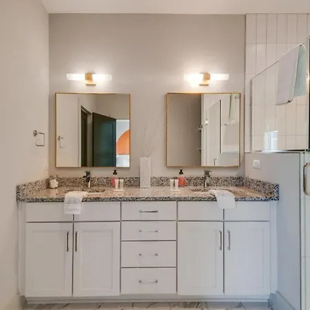 East Nash Lux - 13 Beds & Views * Nashville