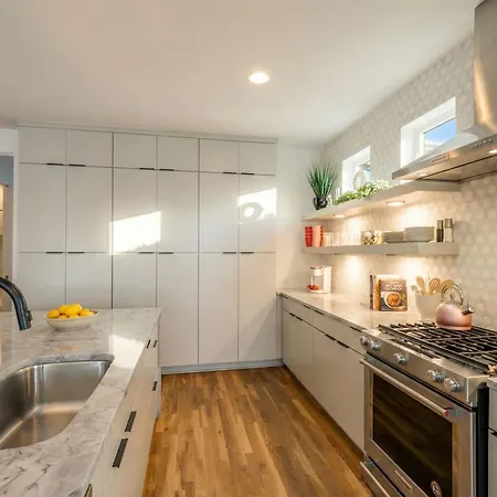 Luxury Retreat: Rooftop Hot Tub Double Deck & Game * Nashville