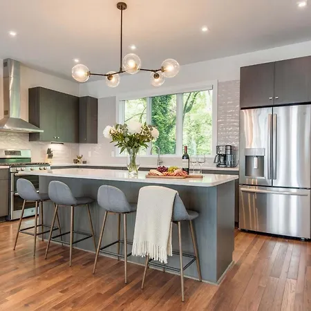 Downtown Luxury - 10 Beds & Free Parking Holiday home *