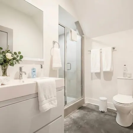 Downtown Luxury - 10 Beds & Free Parking Holiday home