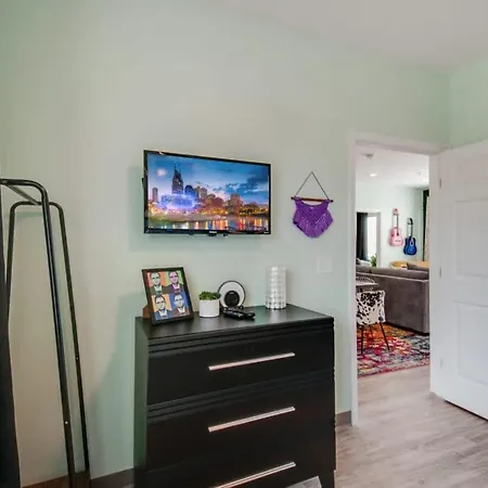 Apartment New 4 Bedroom Near Dt Walk To Restaurants Nashville